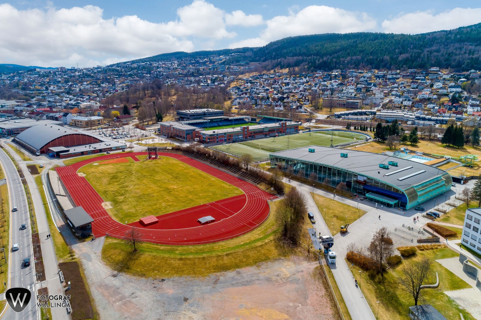 Drammensbadet på høyre side og friidrettsbane rett ved siden av Galleribilde