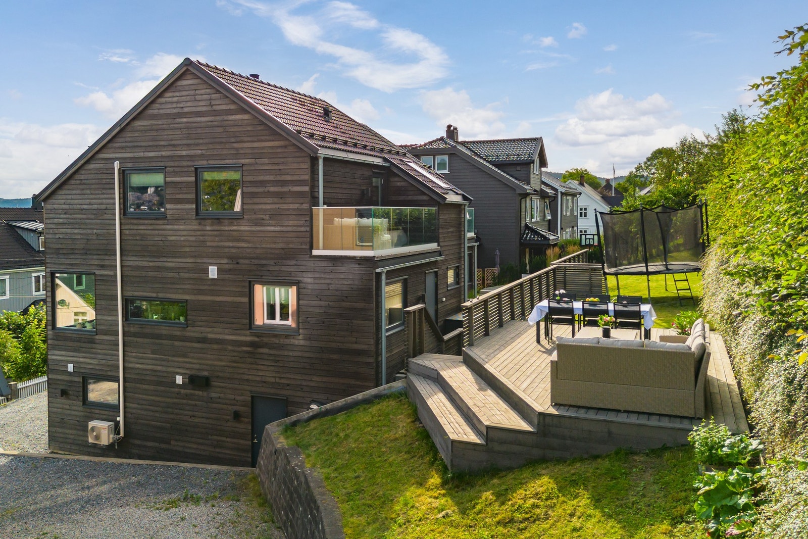 Her står tomten i sin fullhet, med platting, gressplen og godt sollys hele dagen Galleribilde