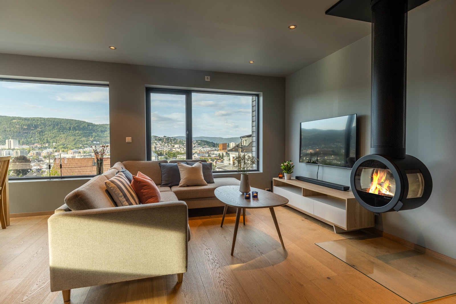 Kombinasjonen av lunt dagslys og diskré integrerte downlights skaper en behagelig atmosfære når kvelden faller på Galleribilde