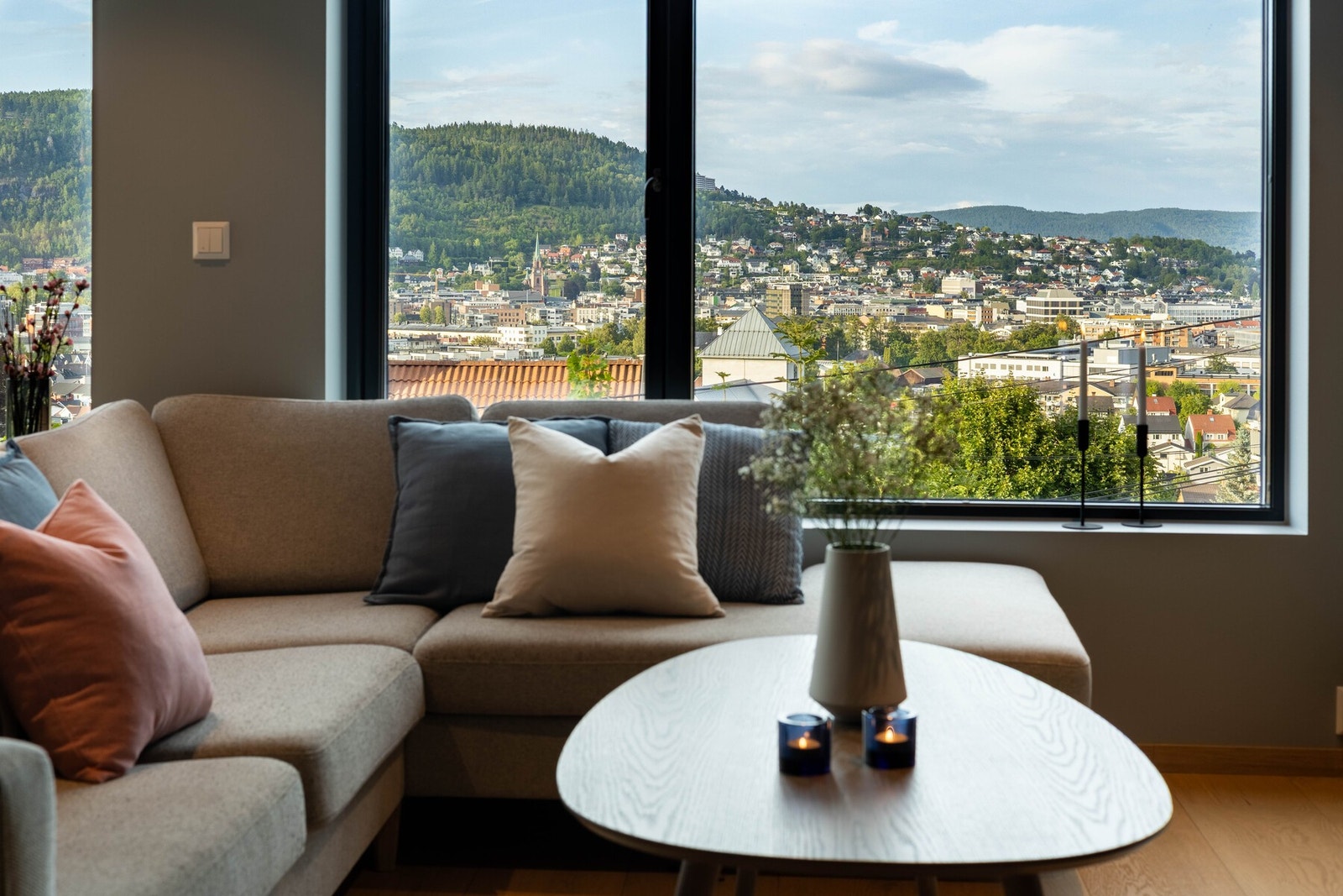 Det lyse, naturtro parkettgulvet reflekterer dagslyset og gir rommet en varm og inviterende glød Galleribilde