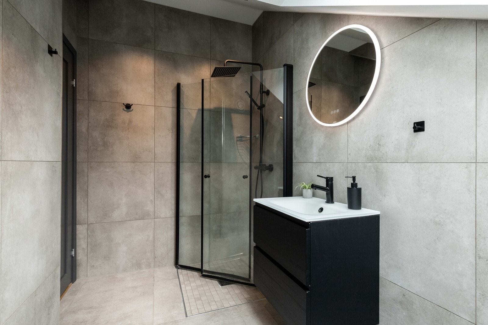 runde speilet med integrert LED-lys fungerer som et dekorativt element og gir en behagelig glød til rommet Galleribilde