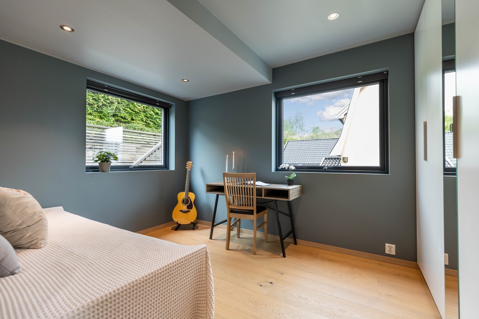 Romslig værelse med plass til både seng, skrivebord og garderobeskap Galleribilde