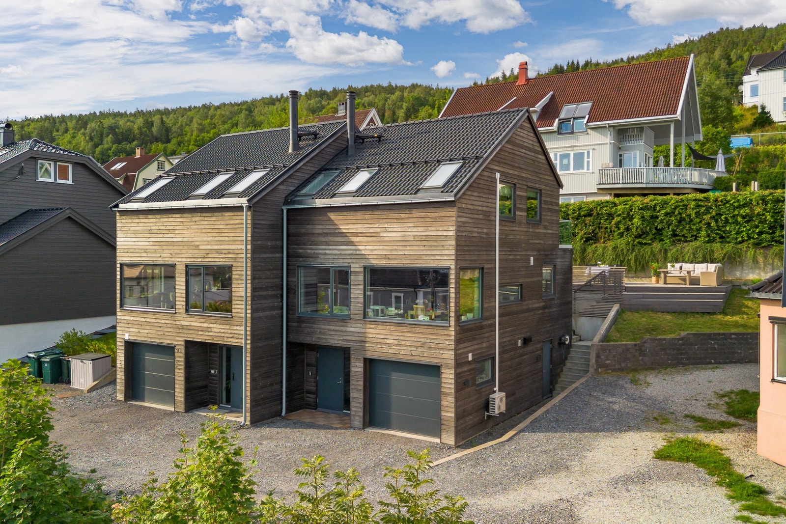 Den gruslagte gårdsplassen gir gode adkomstforhold og rikelig med plass for både beboere og besøkende Galleribilde