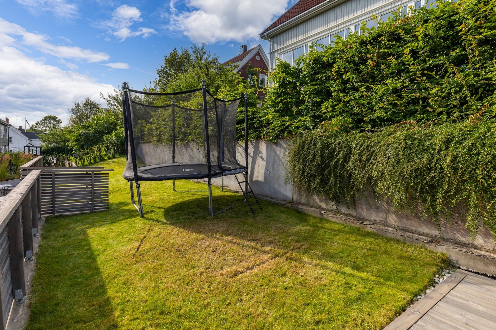 God plass på gressplen til både trampoline eller andre ting Galleribilde