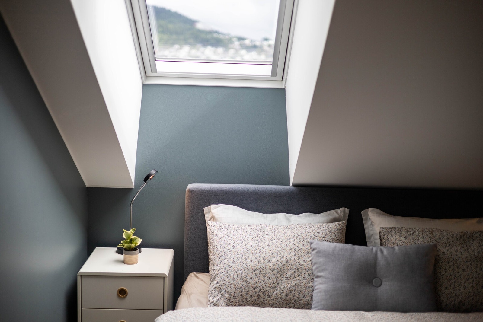 Innbydende detaljer og smart utnyttelse av dagslys fra takvindu Galleribilde