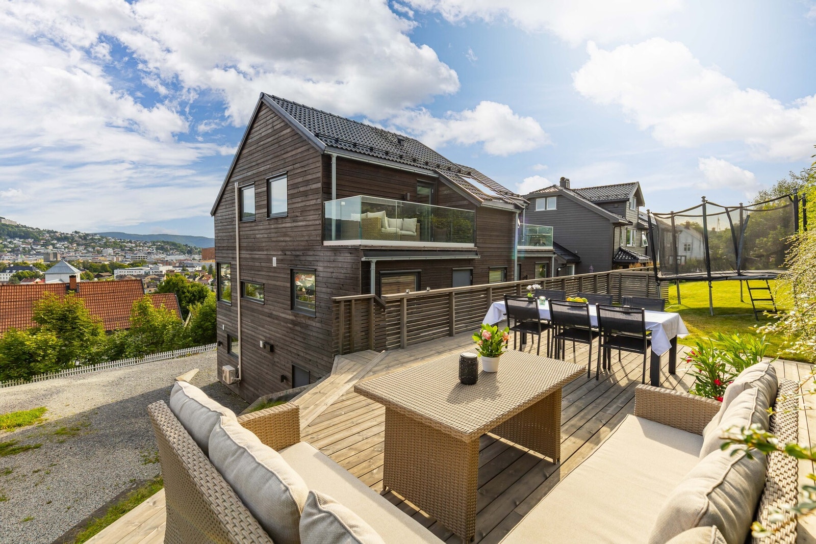 Stor terrasse på hele 34 kvm med panoramautsikt og meget gode solforhold Galleribilde