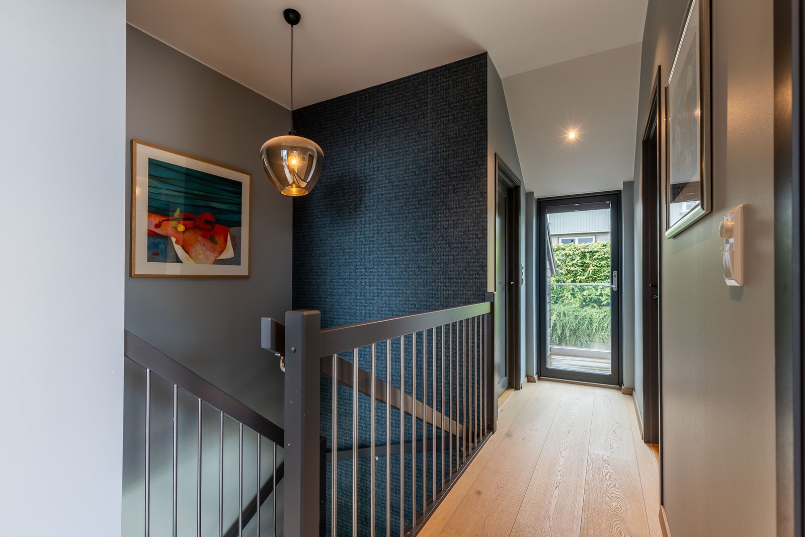 Rommet fungerer som et knutepunkt som gir enkel tilgang til både sosiale soner, terrasse og soverom Galleribilde