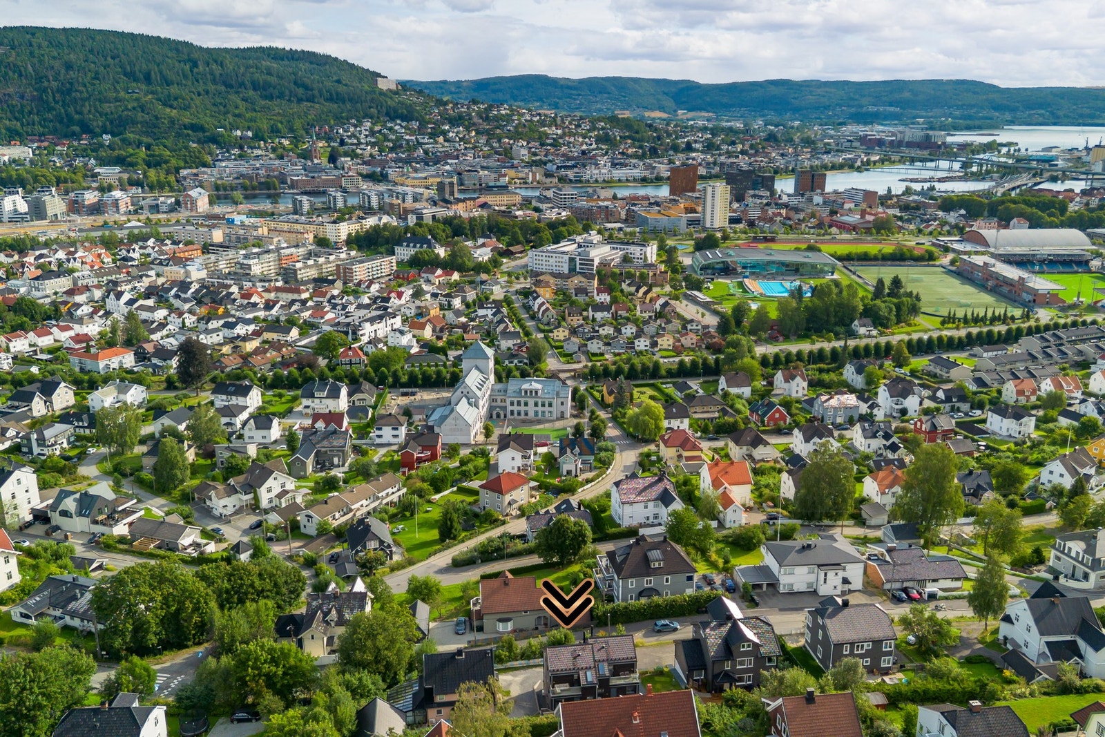 Nærtliggende drammensbadet, marinelyst og drammenshallen og et steinkast til flere fasiliteter Galleribilde