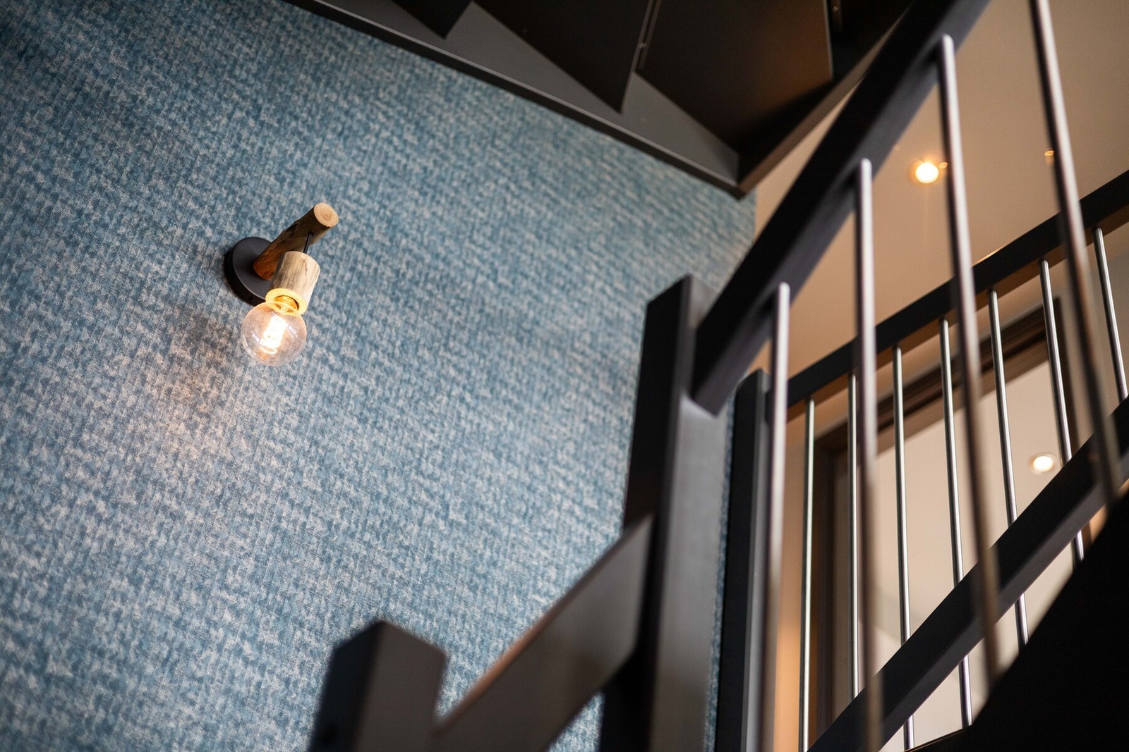 Lekker mønstret tapet opp trappegangen med moderne integrert belysning Galleribilde