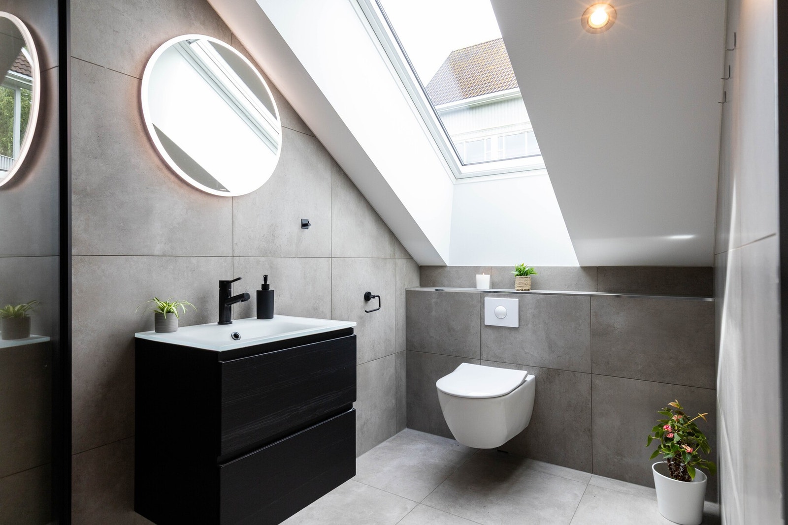 plassbesparende og moderne løsning som forenkler rengjøringen og bidrar til det minimalistiske uttrykket Galleribilde