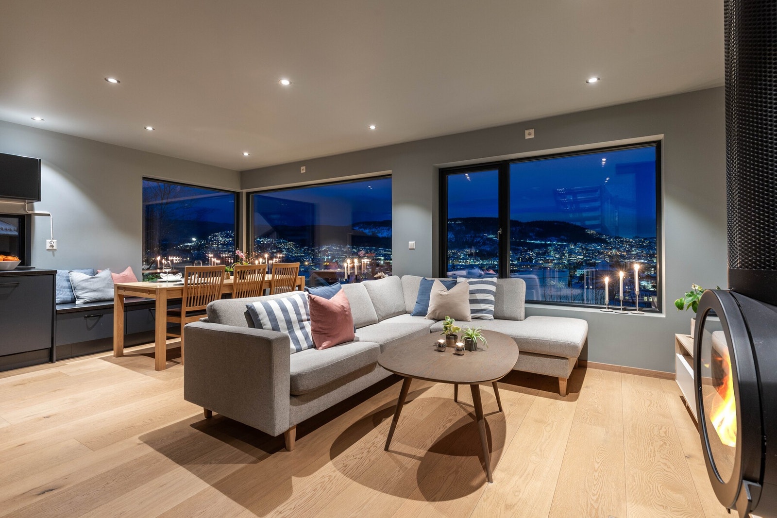 Plass til sofagruppe og andre sitteplasser i stuen Galleribilde