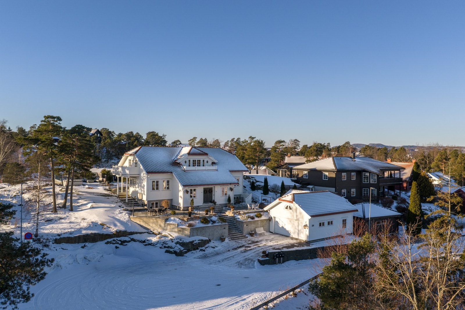 Boligen er oppført i 2000 og har et bruksareal på hele 314 kvm. Garasjen er oppført i perioden 2020-2023 og har innredet 2. etasje. Galleribilde