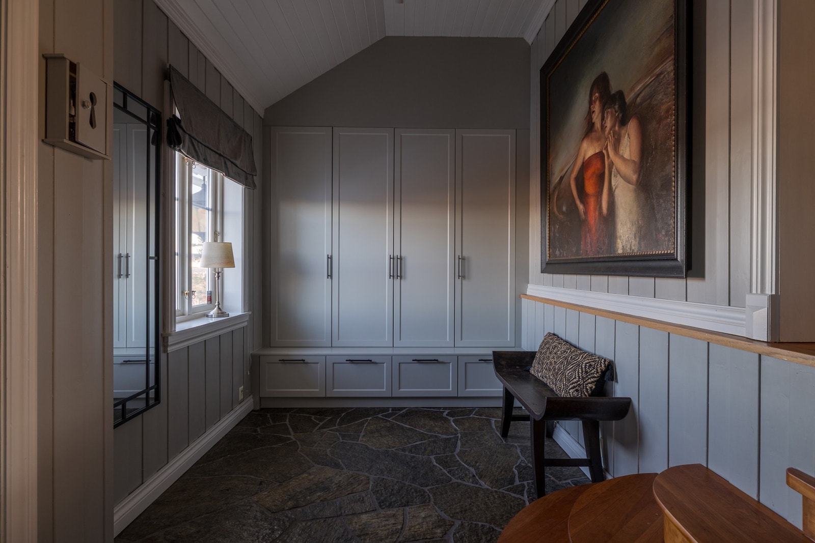 Gjennom boligens flotte dobbeldør møtes du først av en luftig hall/entré med praktisk, innebygget garderobeløsning med benk. Galleribilde