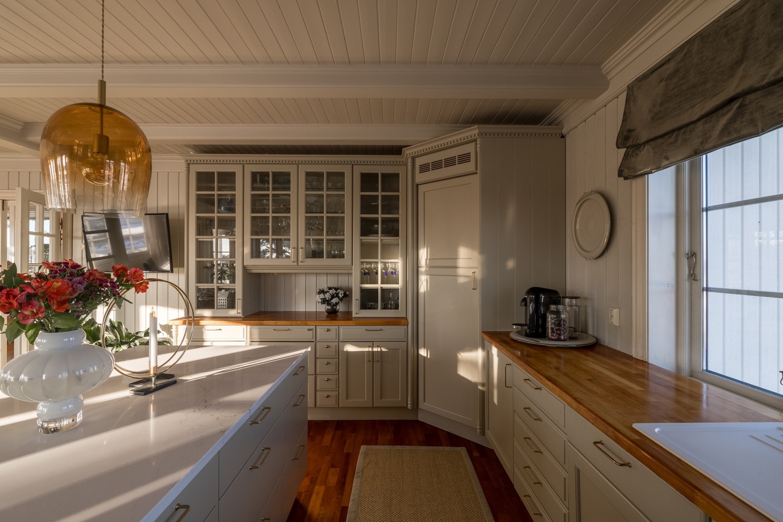 Her møtes du av et romslig og funksjonelt kjøkken fra Huseby, med tidløse løsninger, gode arbeidsflater og rikelig plass til å samle både familie og venner. Galleribilde