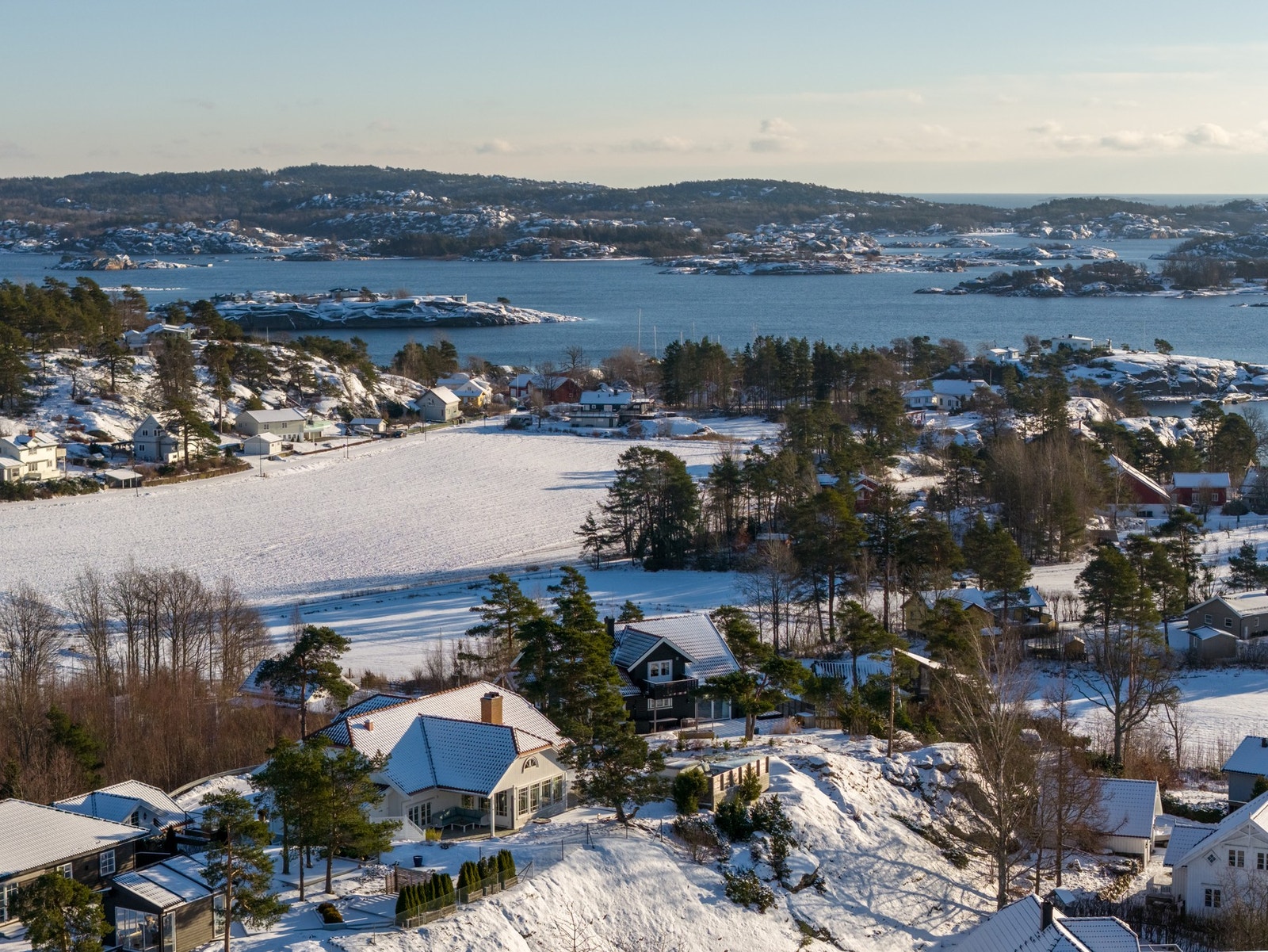Eiendommen ligger i et populært og etablert boligområde på Rekkevik i Larvik kommune, innerst i en blindvei. Galleribilde