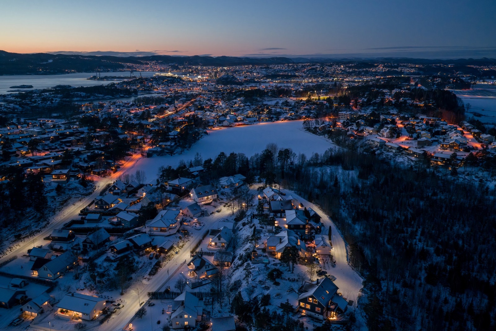 Her bor du i sjønære og naturskjønne omgivelser, med kort vei til flotte strender, svaberg, turstier, nærbutikk og servicetilbud. Galleribilde