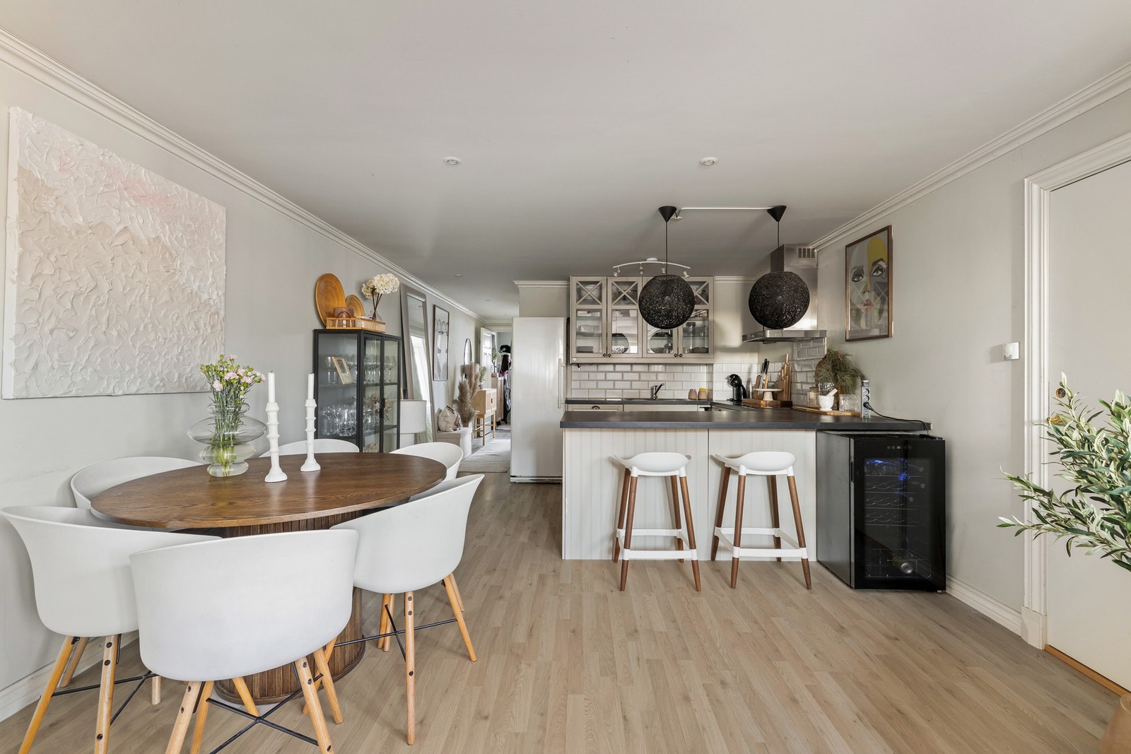 I kjelleretasjen finner du en hyggelig og fullinnredet (ikke byggesøkt/godkjent) utleiedel med egen inngang. Galleribilde