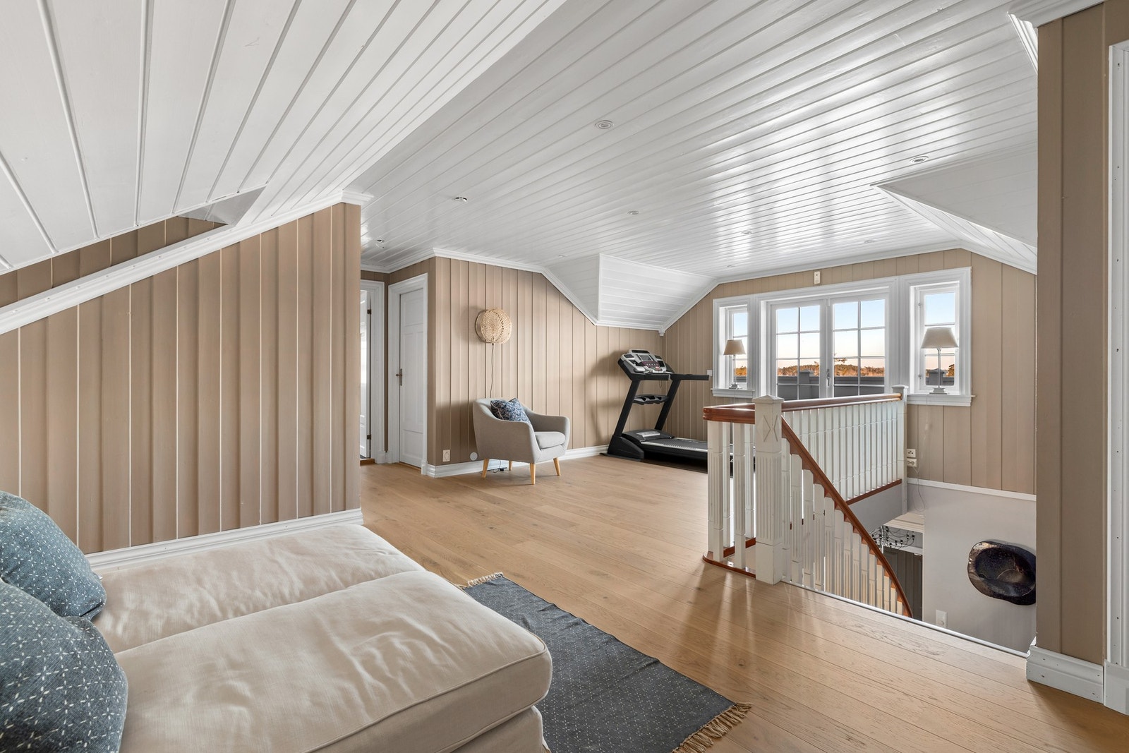 Koselig loftstue med utgang til veranda. Galleribilde