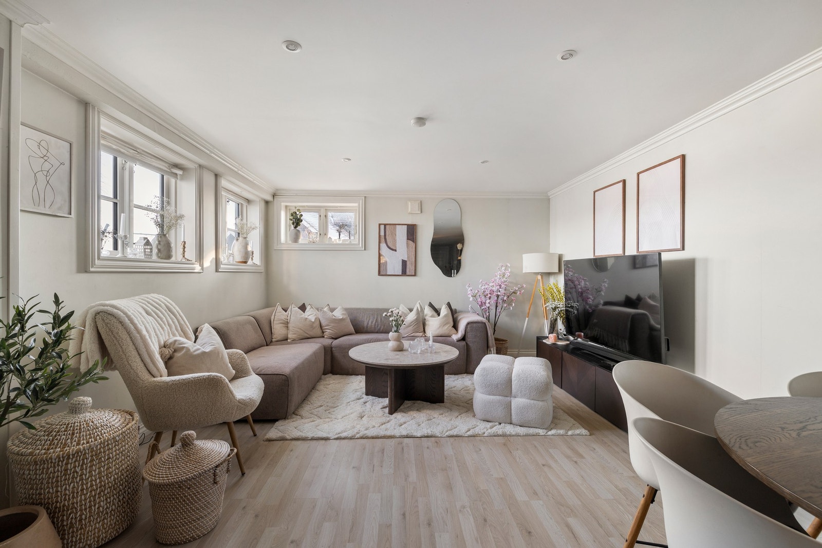 Leiligheten er på rett i underkant av 60 kvm og inneholder stue og kjøkken i åpen løsning, ett soverom, bad og eget vaskerom. Galleribilde