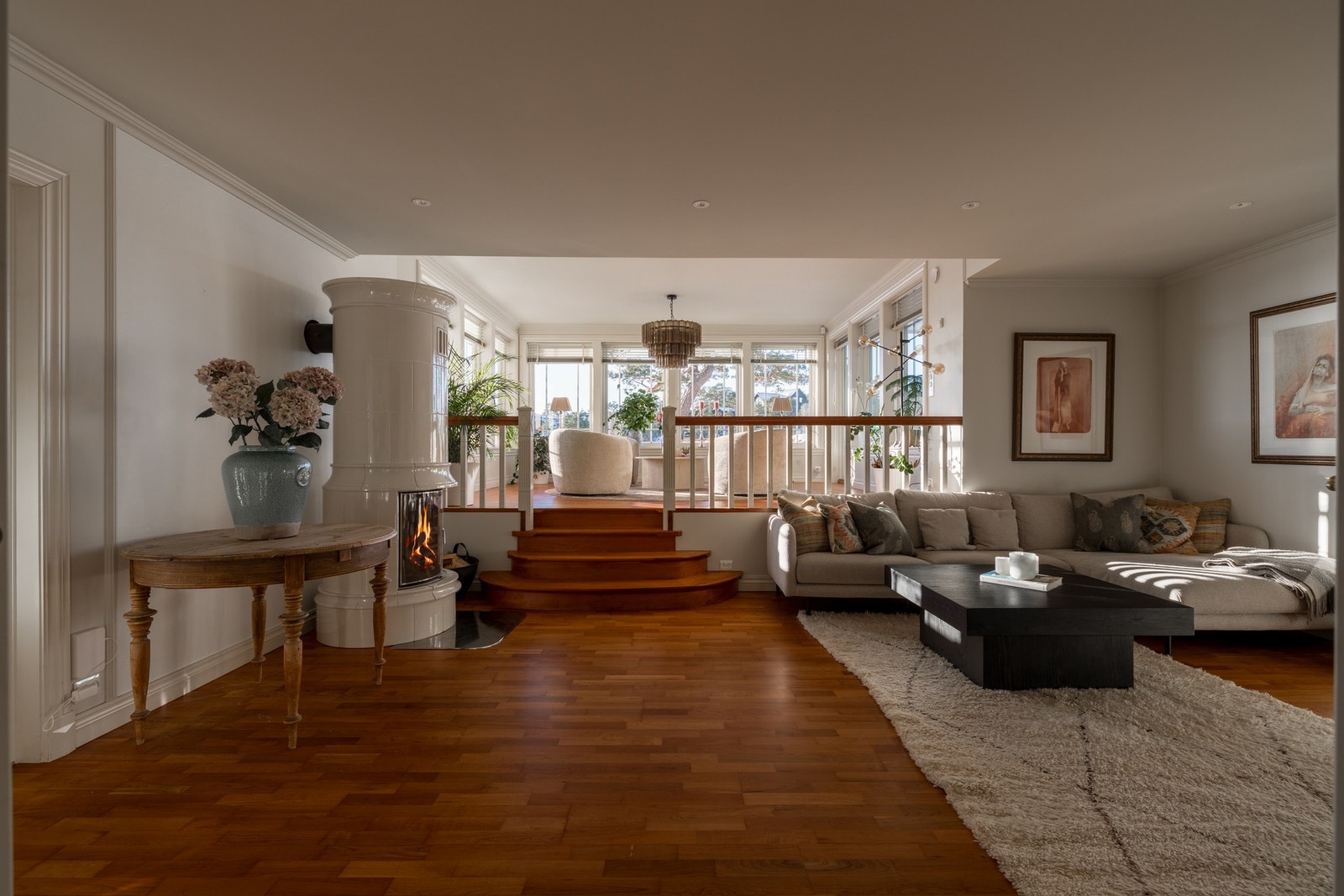 Boligen har en gjennomgående herskapelig stil med vakre detaljer og en planløsning som oppleves både praktisk og inspirerende. Galleribilde