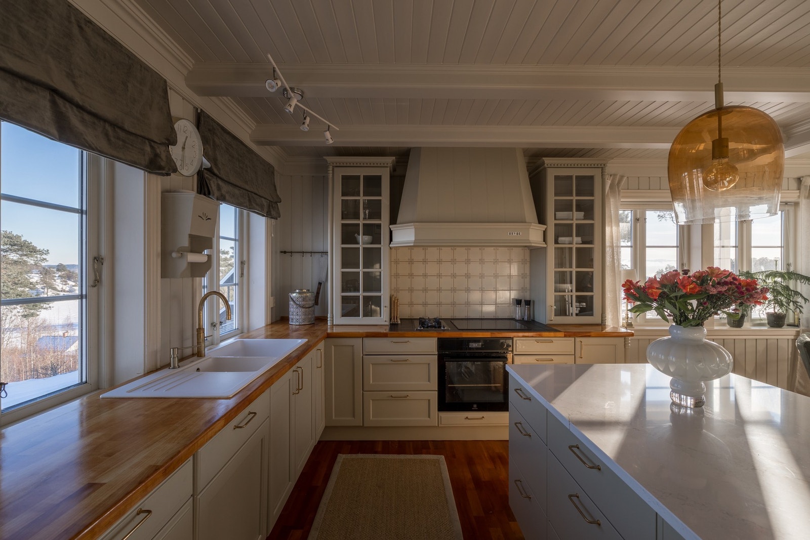 Kvalitetskjøkken med påkostet innredning og hvitevarer - her får du alt fra kjølehjørne og gasstopp til kjøkkenarmatur med kokende, kaldt og kullsyrevann. Galleribilde