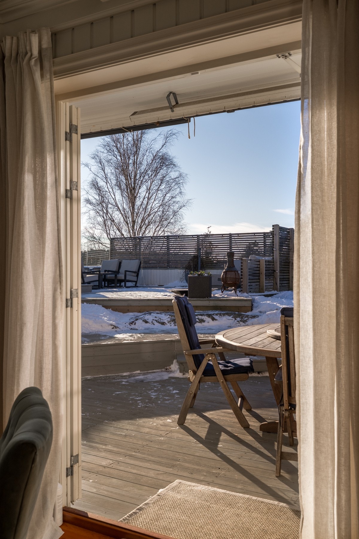 Gjennom dobbel verandadør har du direkte tilgang til uteområdet, noe som gir en fin og naturlig overgang mellom inne og ute på sommerstid. Galleribilde