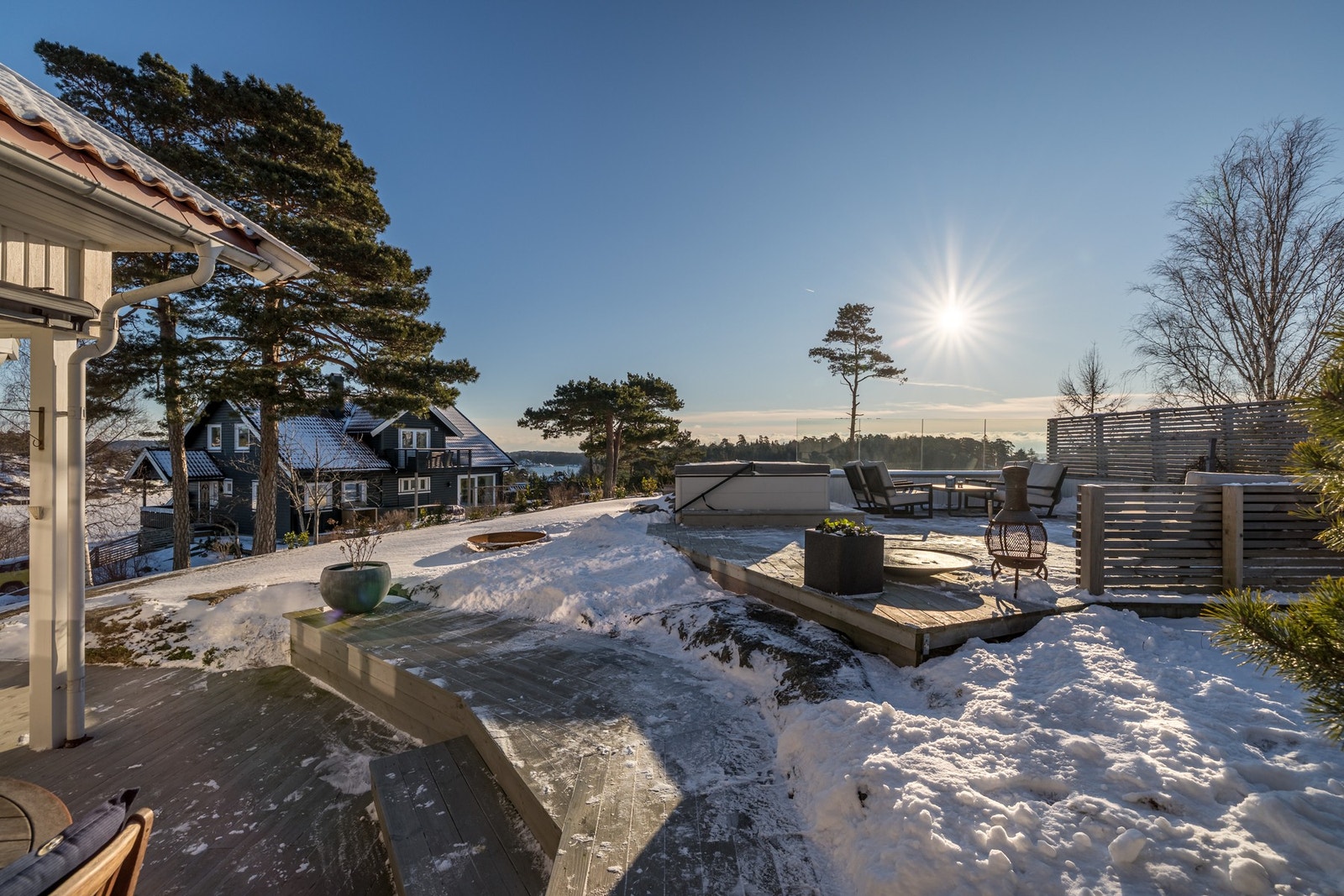 Boligen omkranses av et imponerende uteområde på hele 170 kvm, som rammer inn boligen med flere solrike soner, terrasse, naturtomt og vakre fjellformasjoner. Galleribilde
