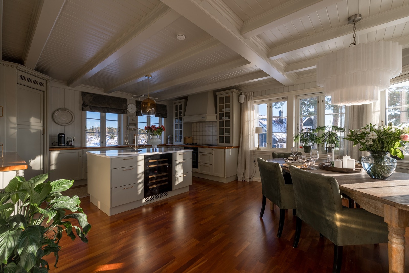 Kjøkkenet ligger i en egen sone, adskilt med en elegant tofløyet dør som åpner opp til et rom fylt med karakter og varme. Galleribilde