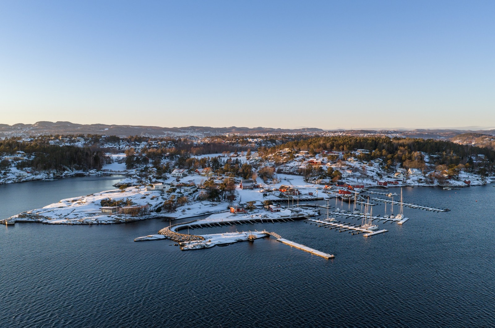 Her får du en beliggenhet som balanserer natur, nærmiljø og byliv - perfekt for deg som ønsker å bo i vakre omgivelser med et rikt tilbud rett utenfor døren. Galleribilde