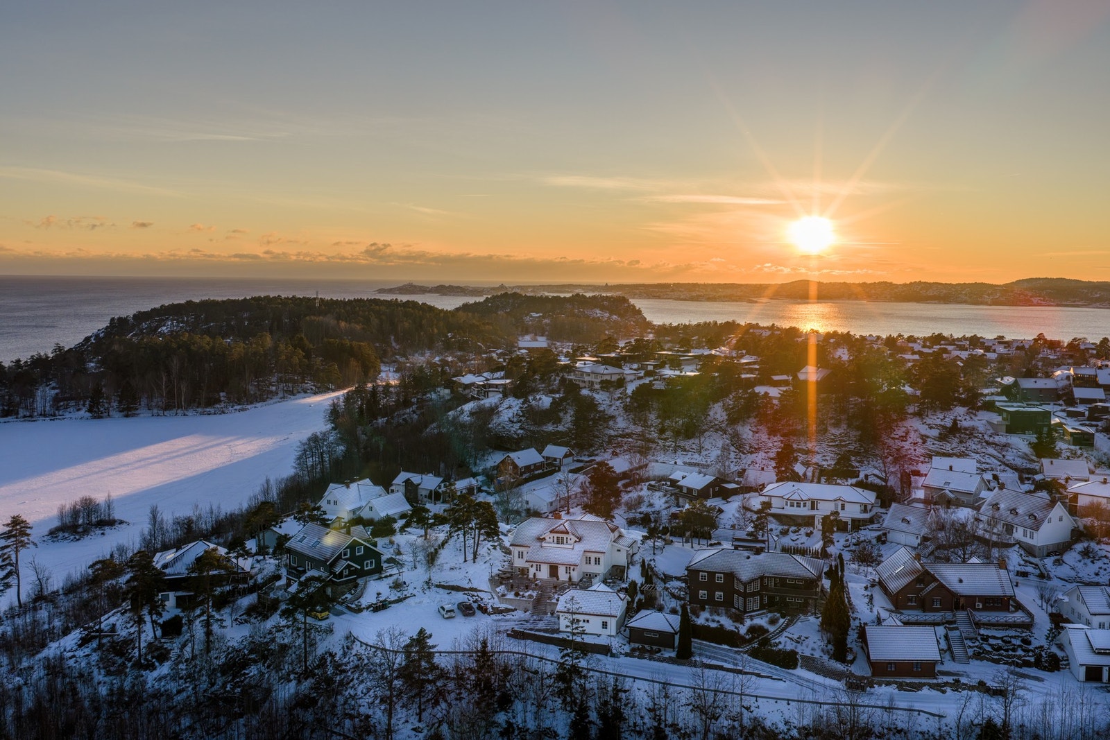 Dette er en helt unik eiendom med en elegant, herskapelig familievilla med innredet utleiedel i kjelleretasjen, et fantastisk uteområde og dobbelgarasje. Galleribilde