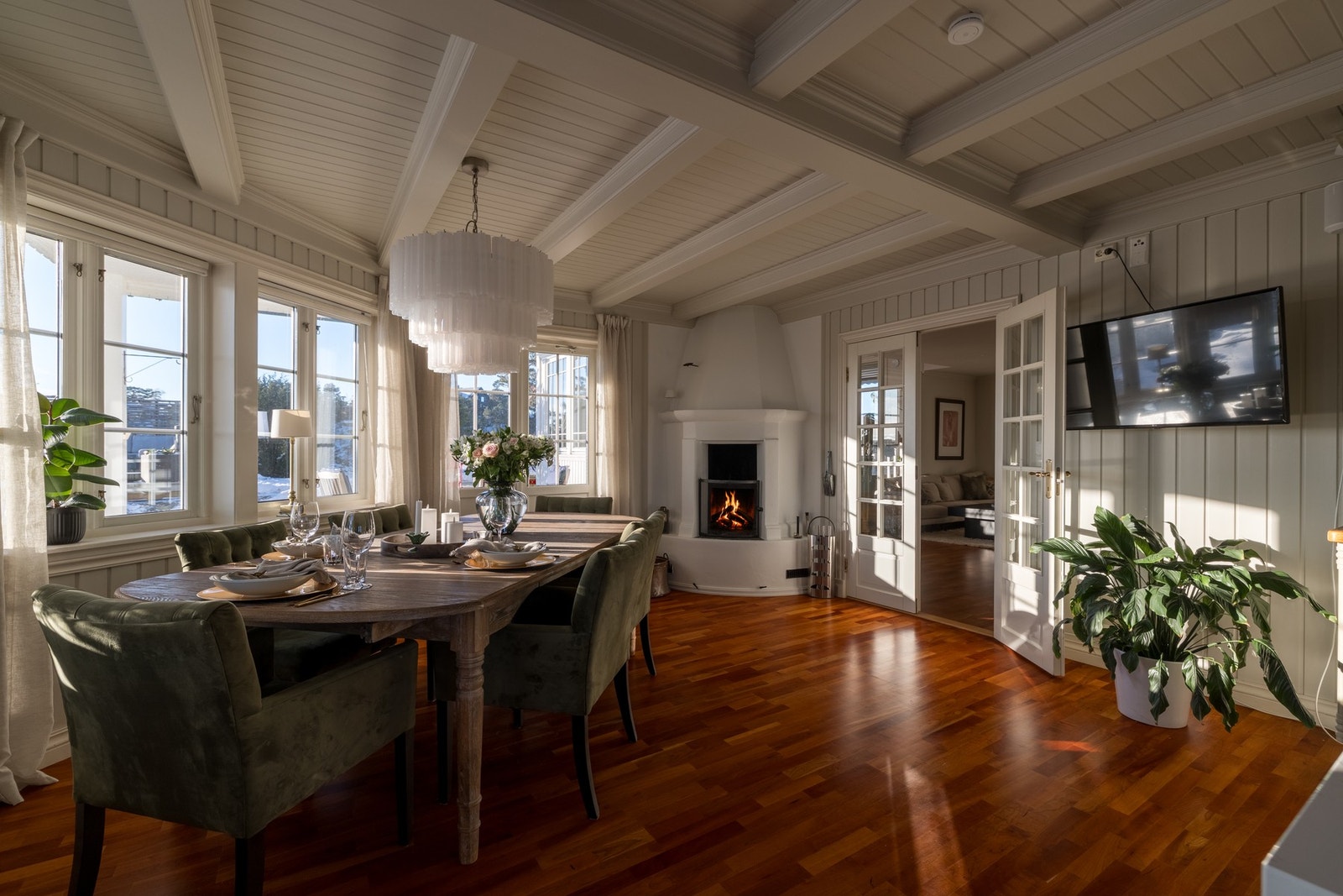 Rommet er svært romslig og kombinerer kjøkken og spisestue i ett - et vakkert og innbydende hjerterom. Galleribilde