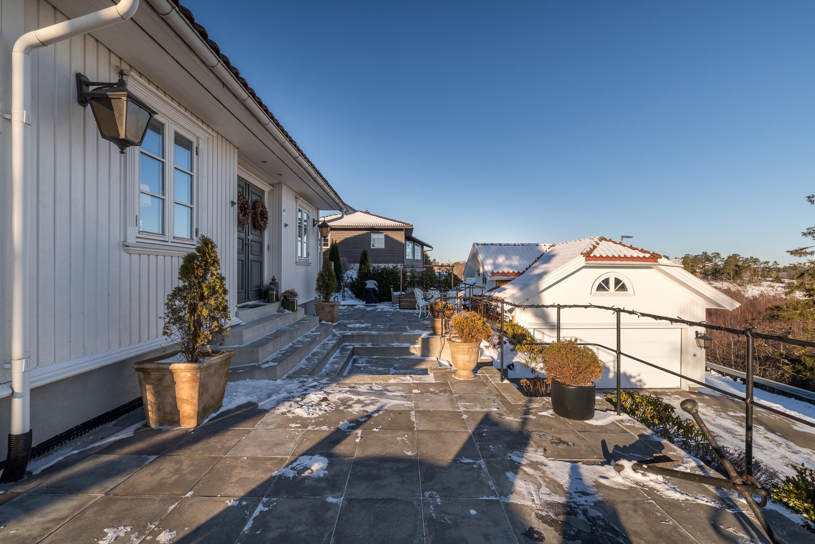 Det er gode parkeringsmuligheter med dobbelgarasje og plass til 2-3 biler på gårdsplassen. Det er i tillegg tilrettelagt for lading av elbil. Galleribilde