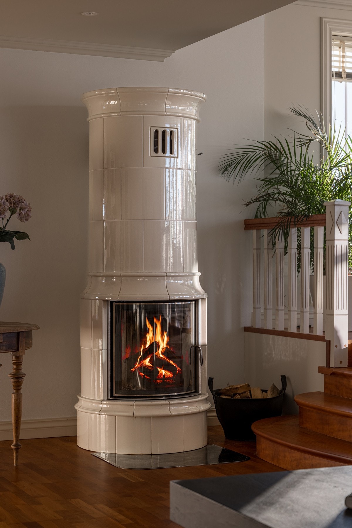 Den vakre kakkelovnen står som et smykke i rommet og gir både varme og atmosfære. Galleribilde