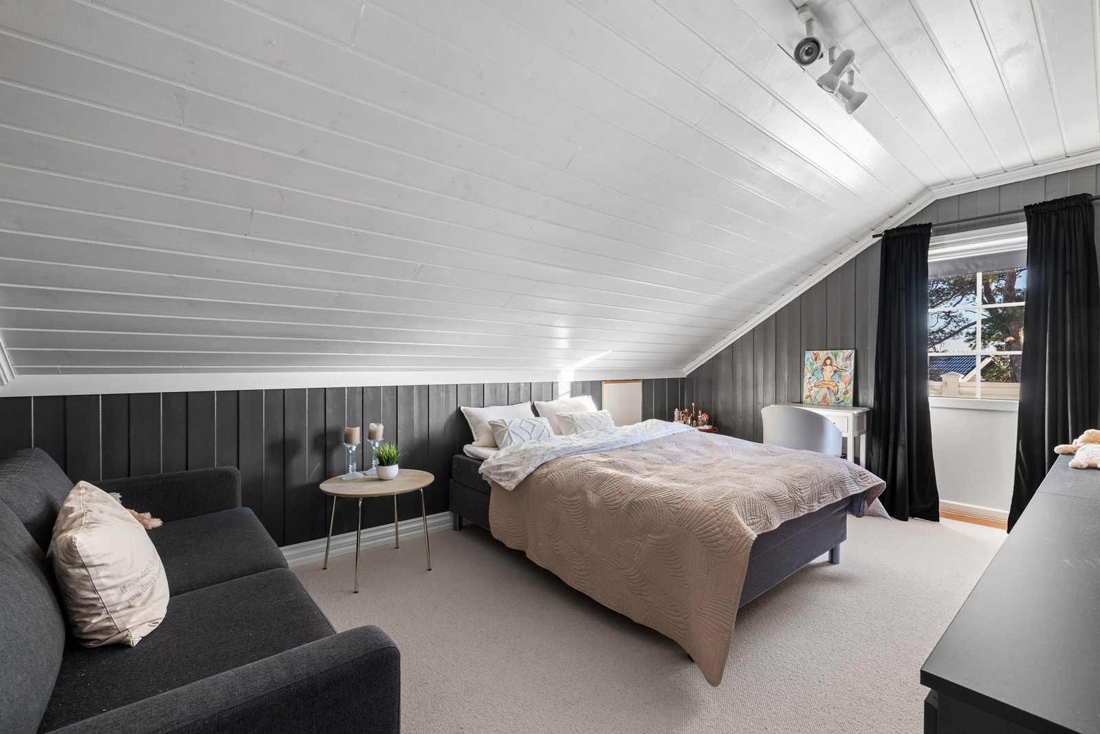 Det er fire romslige soverom i 2. etasje, hvorav dette har utgang til egen privat balkong. Galleribilde