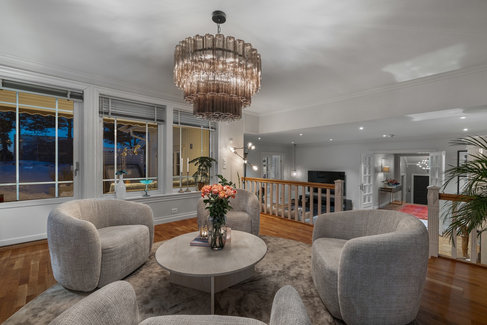 Fantastisk stue med to soner. En naturlig TV- og sofadel, samt et nydelig forhøyet platå med store vindusflater. Galleribilde