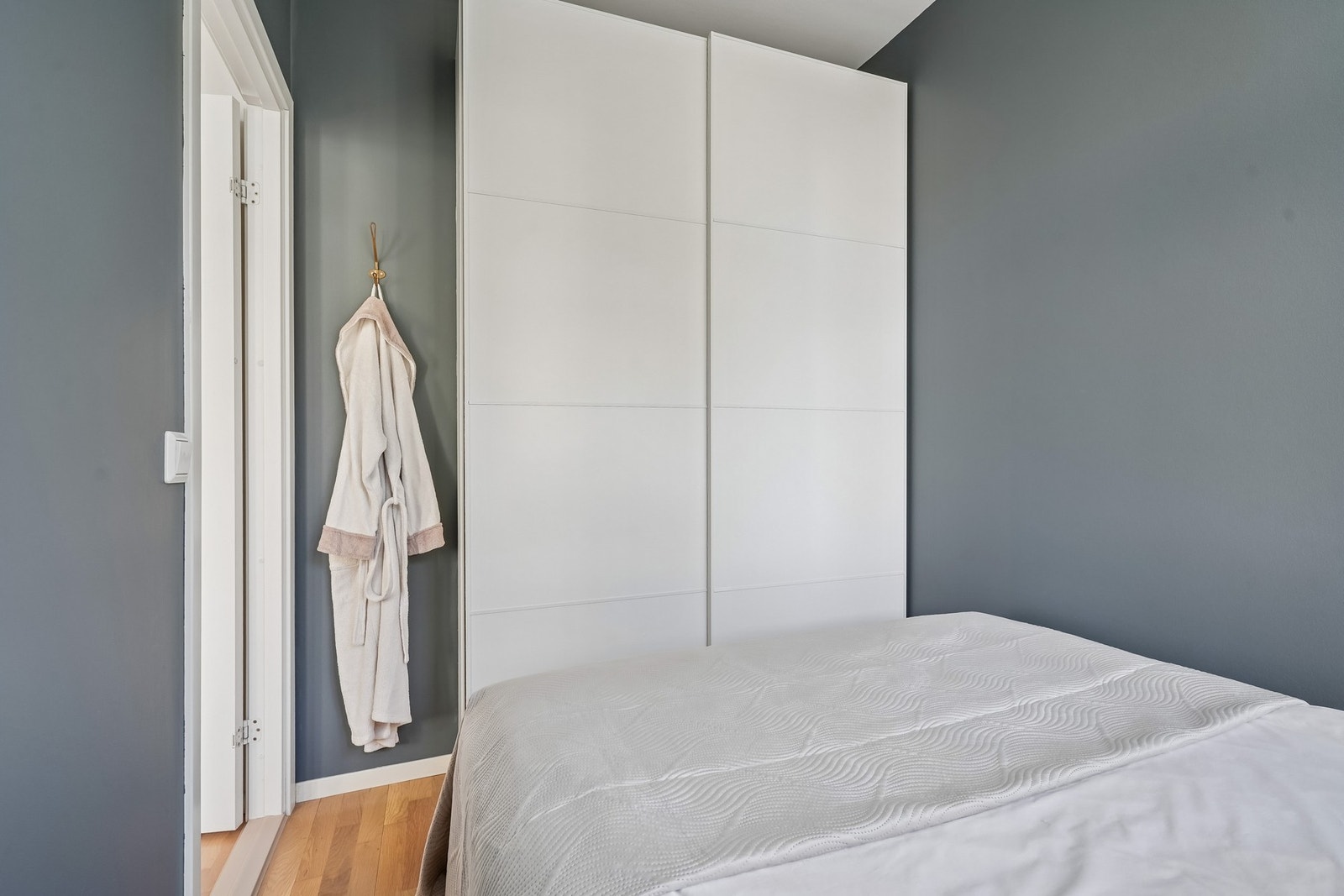 Det er satt opp garderobeskap for god oppbevaring. Galleribilde