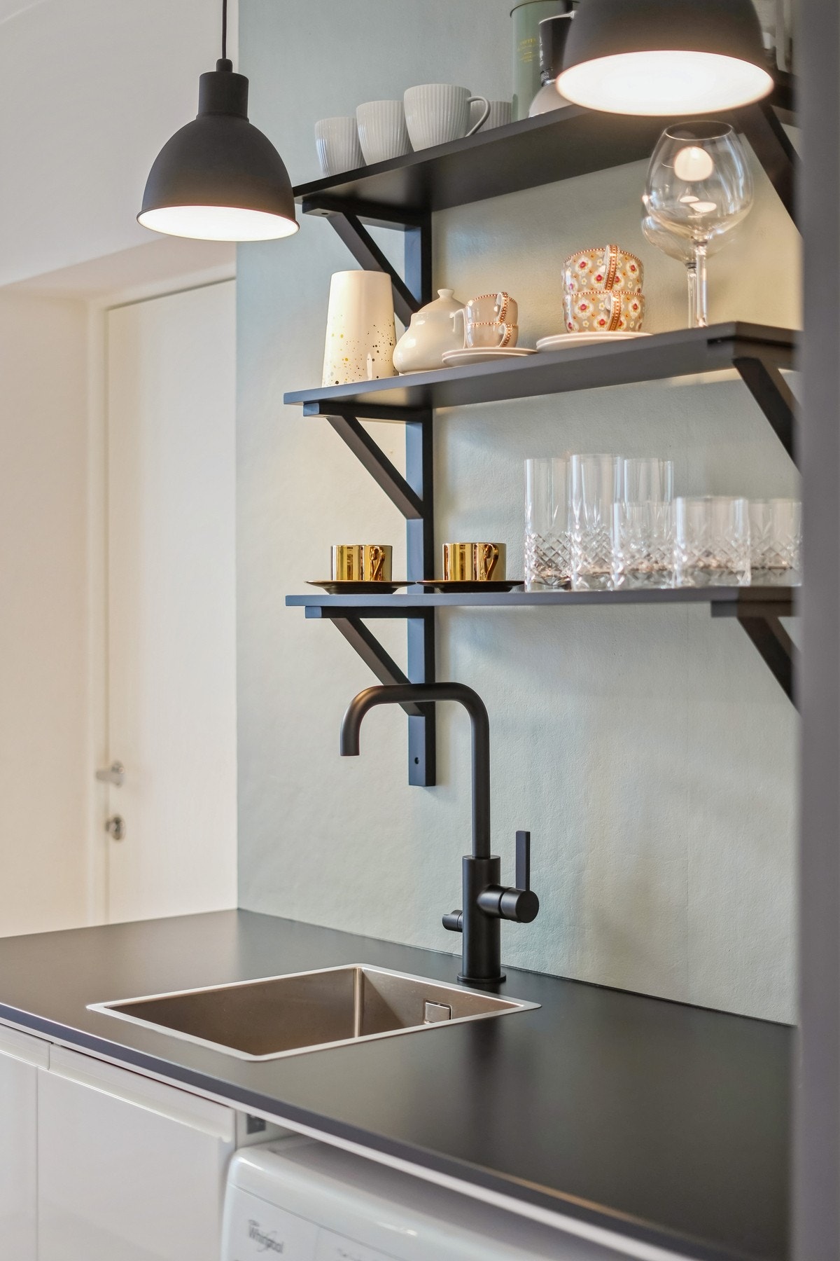 Oppvasskum i stål og blandebatteri sort. Galleribilde