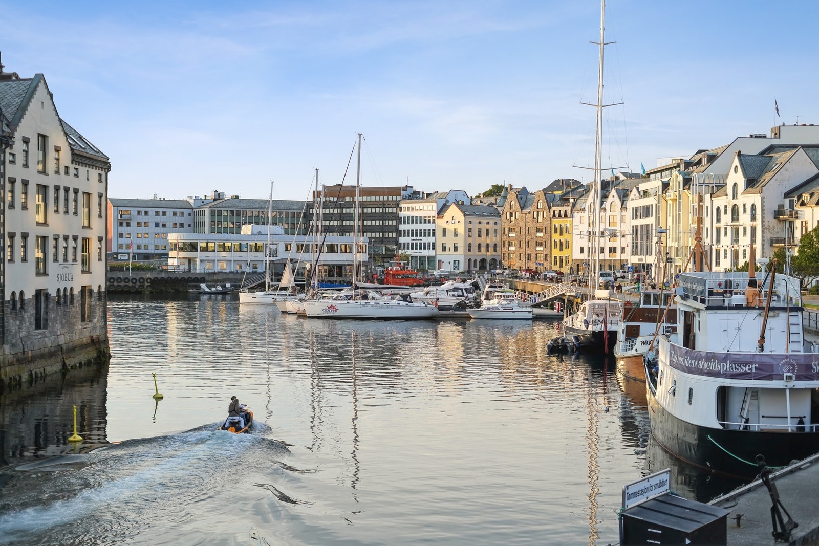 Vakre Brosundet ligger i gåavstand fra leiligheten... Galleribilde