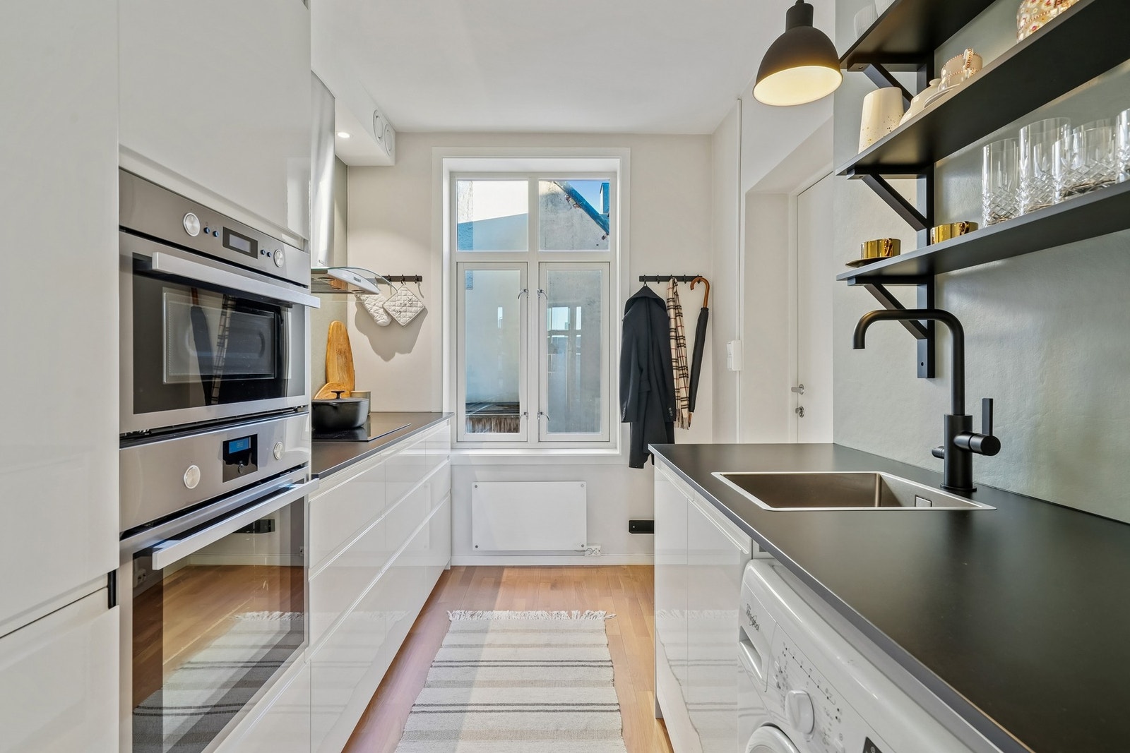 Kjøkkenet har et lyst ut utrykk med vindusflater som slipper inn fint lys. Galleribilde