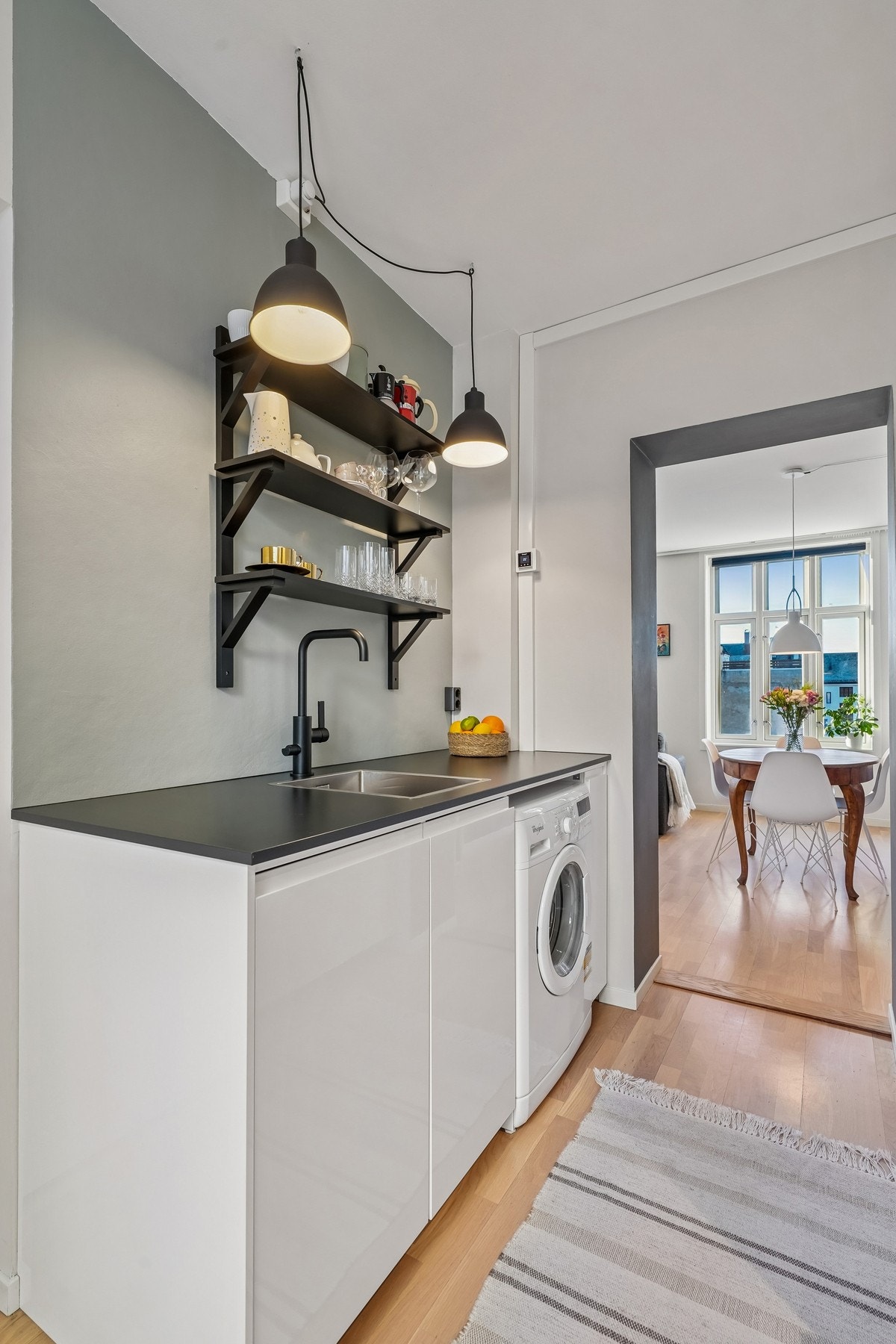 Nisje med opplegg for vaskemaskin i kjøkkeninnredningen. Galleribilde