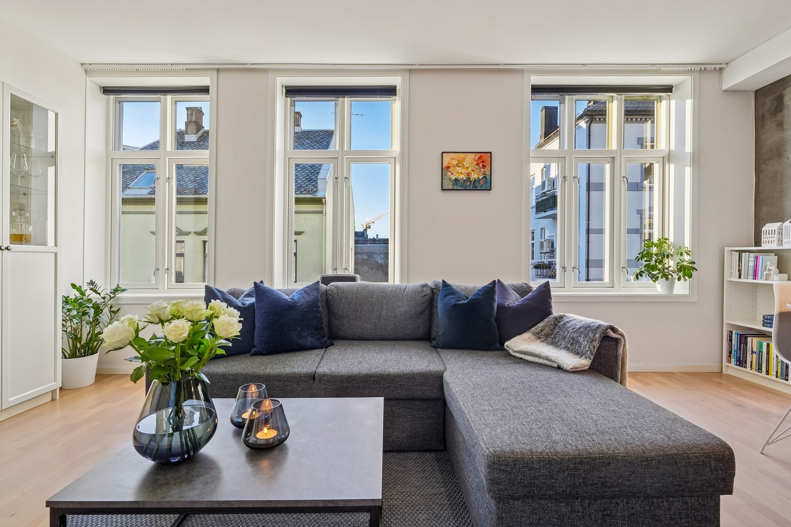 Det er gardinskinne montert i tak og persienner i vindu som medfølger i handelen. Galleribilde