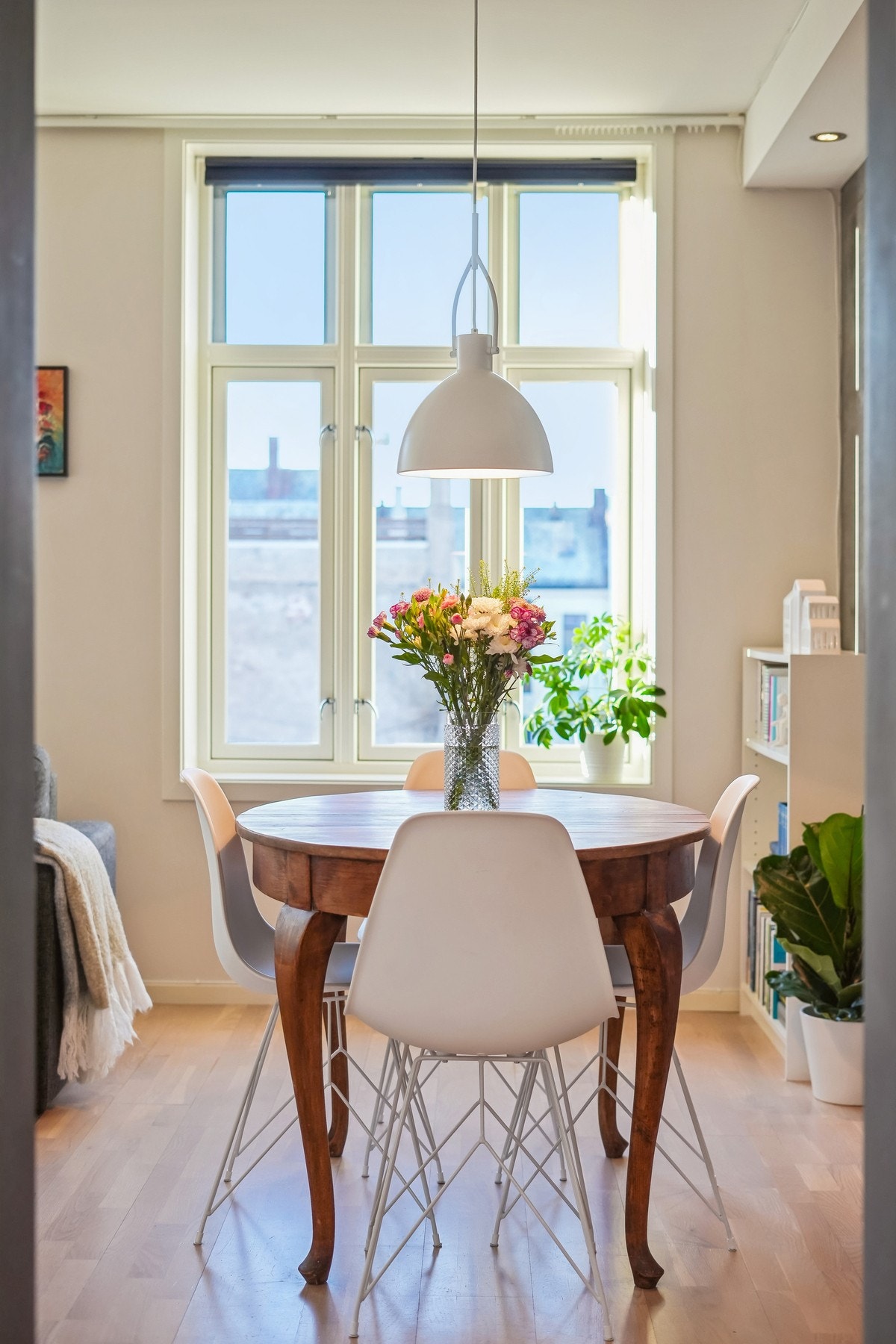 De store vindusflatene slipper inn godt med naturlig lys. Vinduene ble skiftet i 2011. Galleribilde