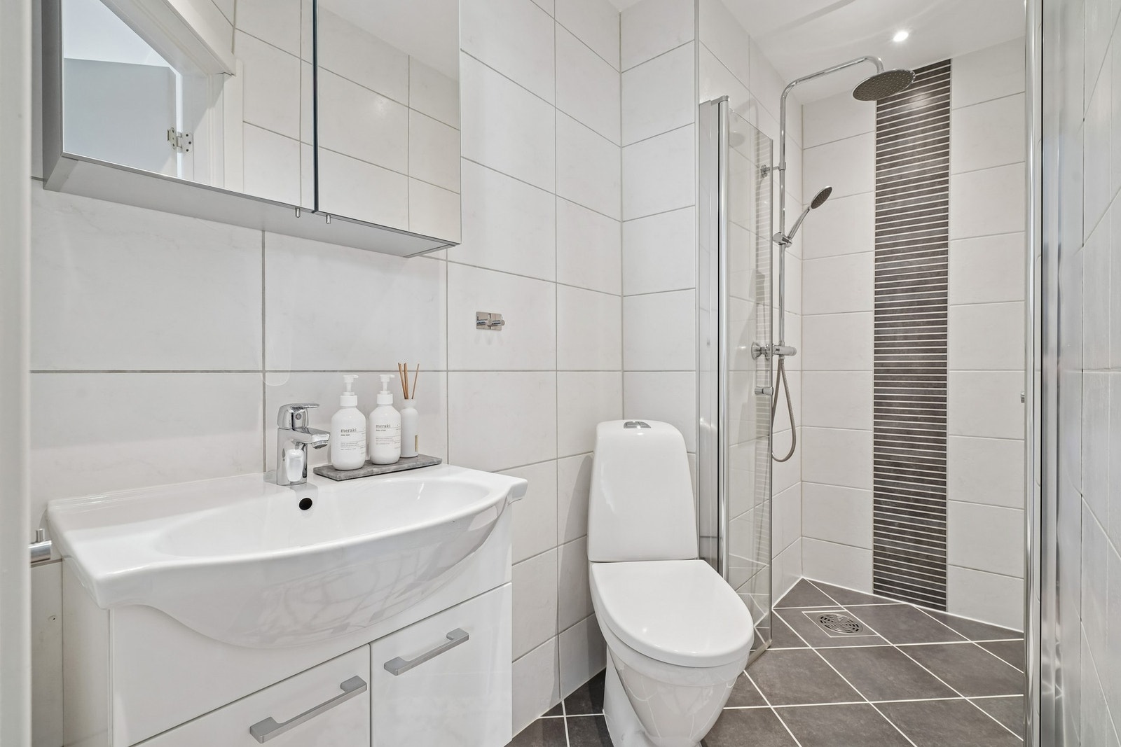 Badet er fra 2012 og er helfliset med varmekabler i gulvet. Galleribilde