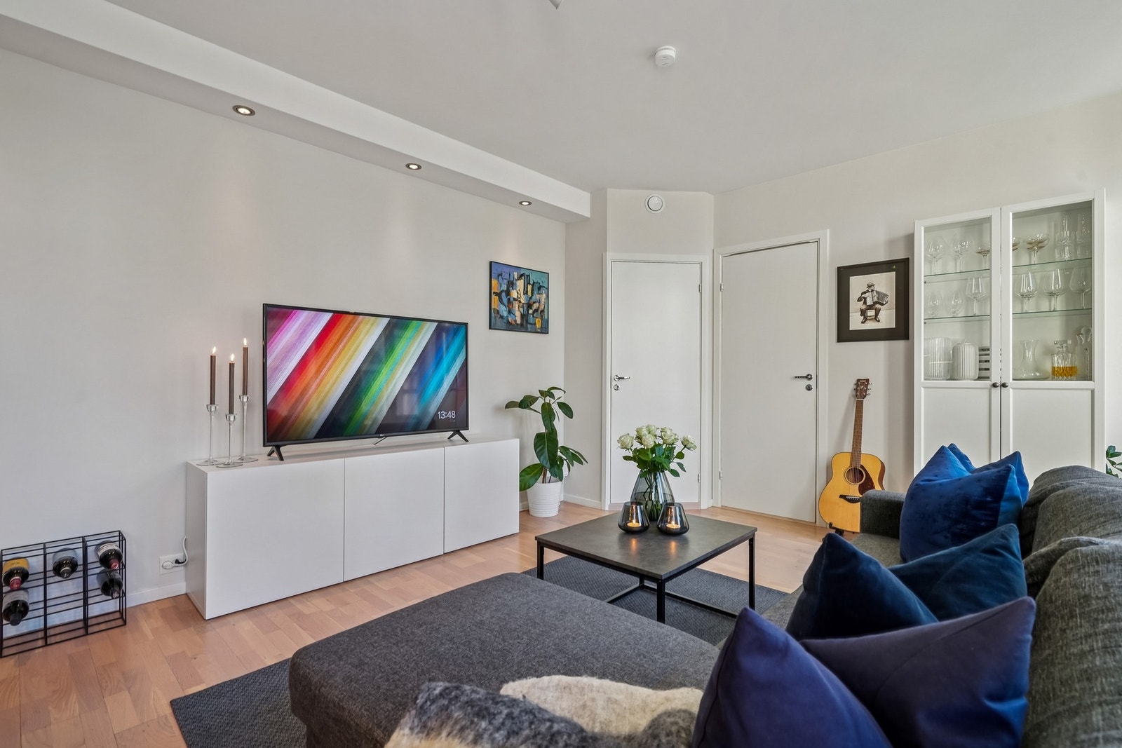 Legg merke til den gode takhøyden! Ledspotter i nedfelt himling og spottskinne er montert. Galleribilde