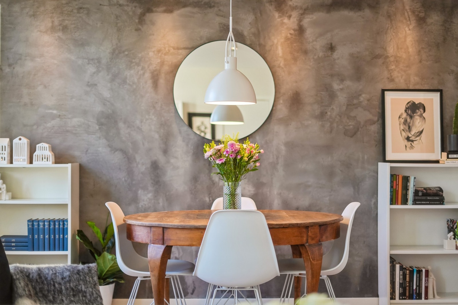 Dekorativ vegg med kalkmaling gir kontrast i rommet. Galleribilde