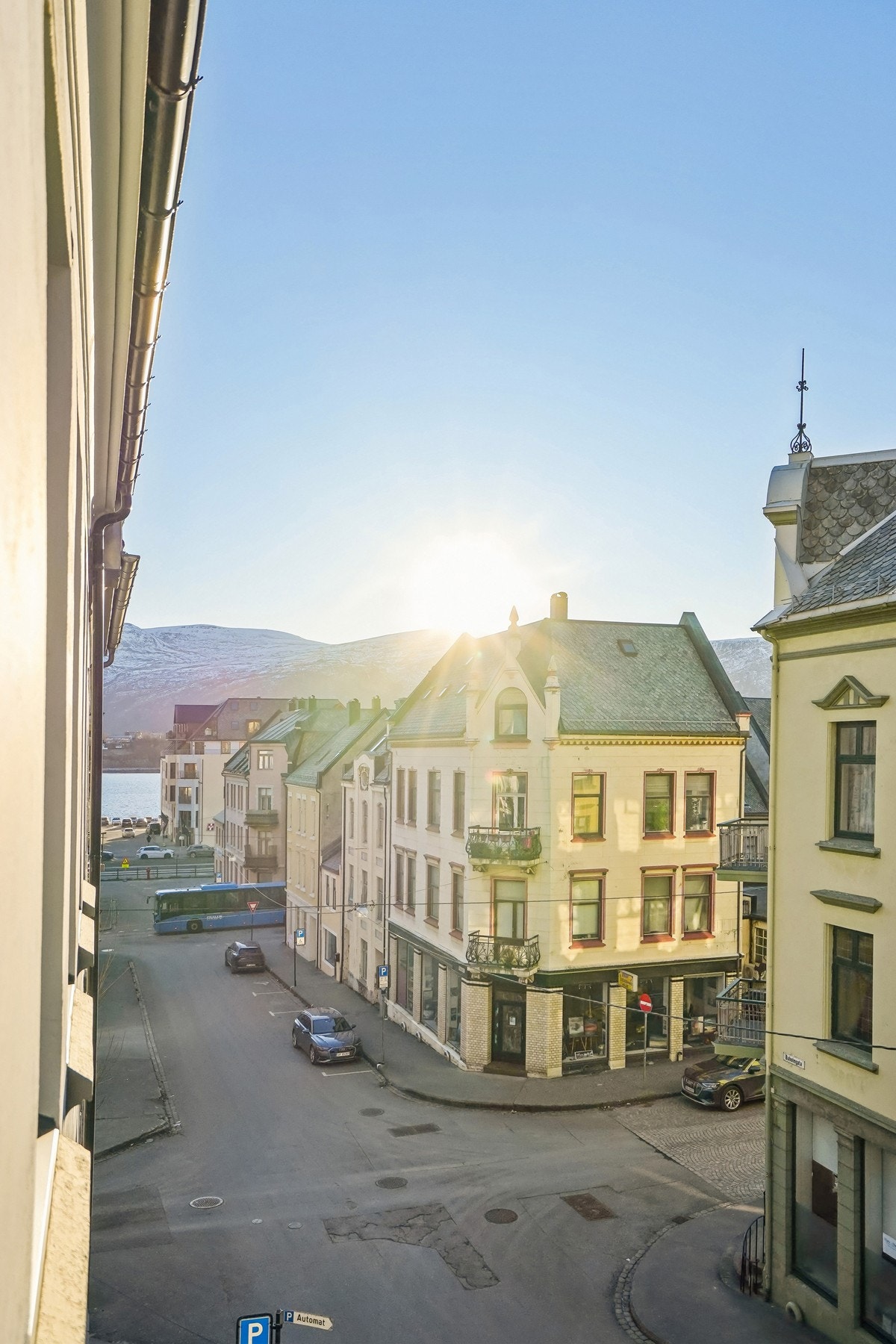 Fra vinduet kan man få et glimt av vakre Borgundfjorden. Galleribilde