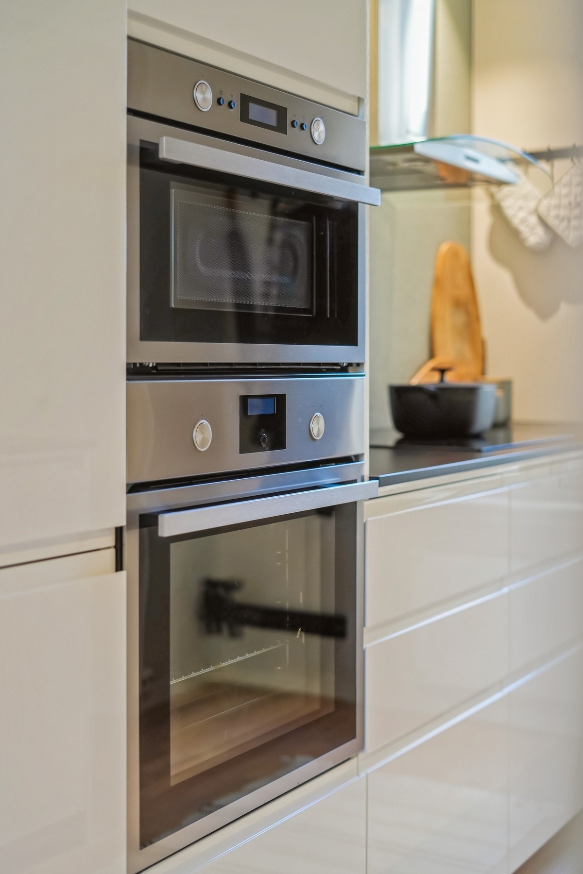 Integrerte hvitevarer som induksjonstopp, kombi-ovn med micro og grill, stekeovn og oppvaskmaskin. Galleribilde