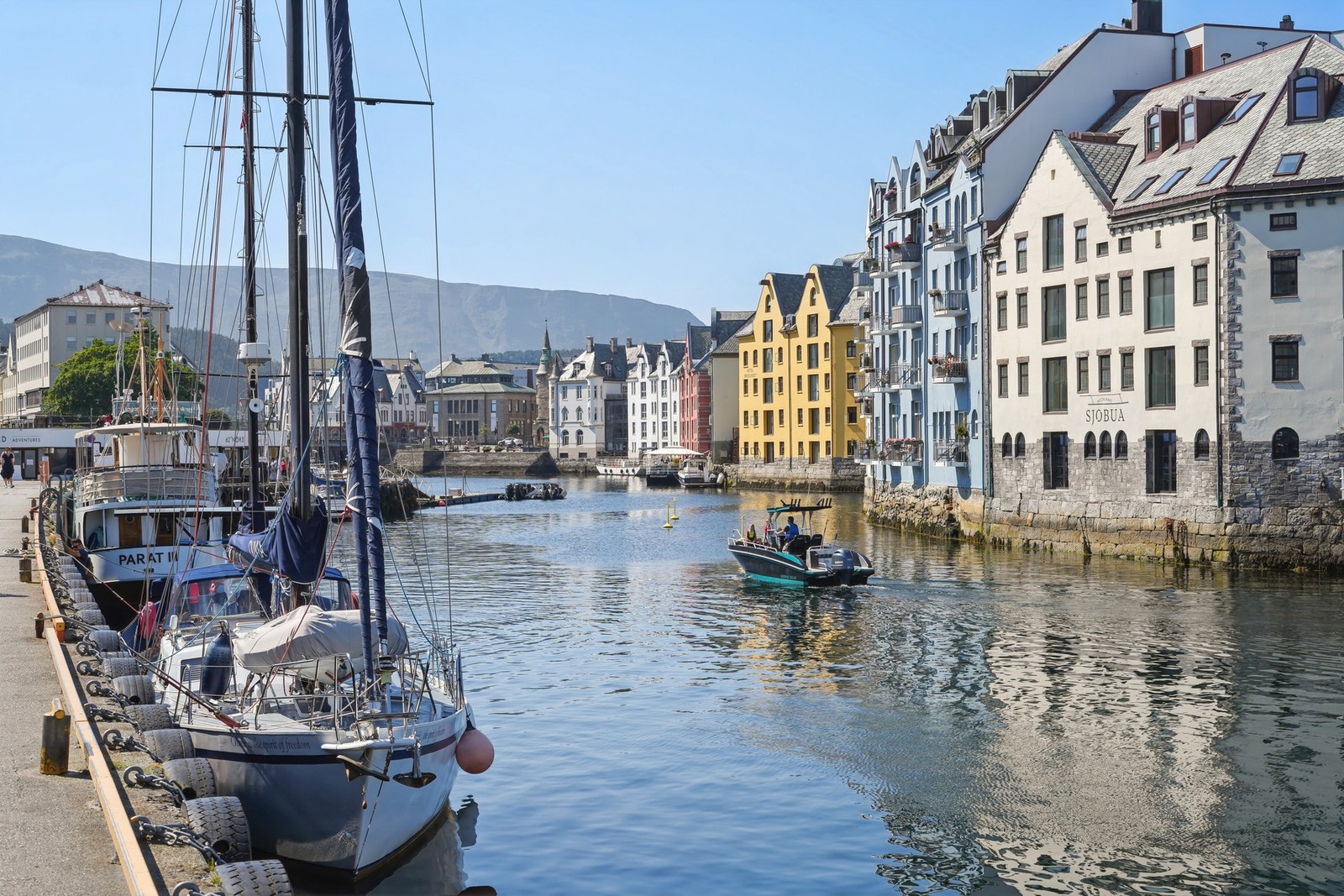 Jugendbyen har mye å by på, alt fra gode, restauranter, koselige kafeer, shoppingmuligheter og aktiviteter som feks kajakkpadling i Brosundet eller Svai Sauna. Galleribilde