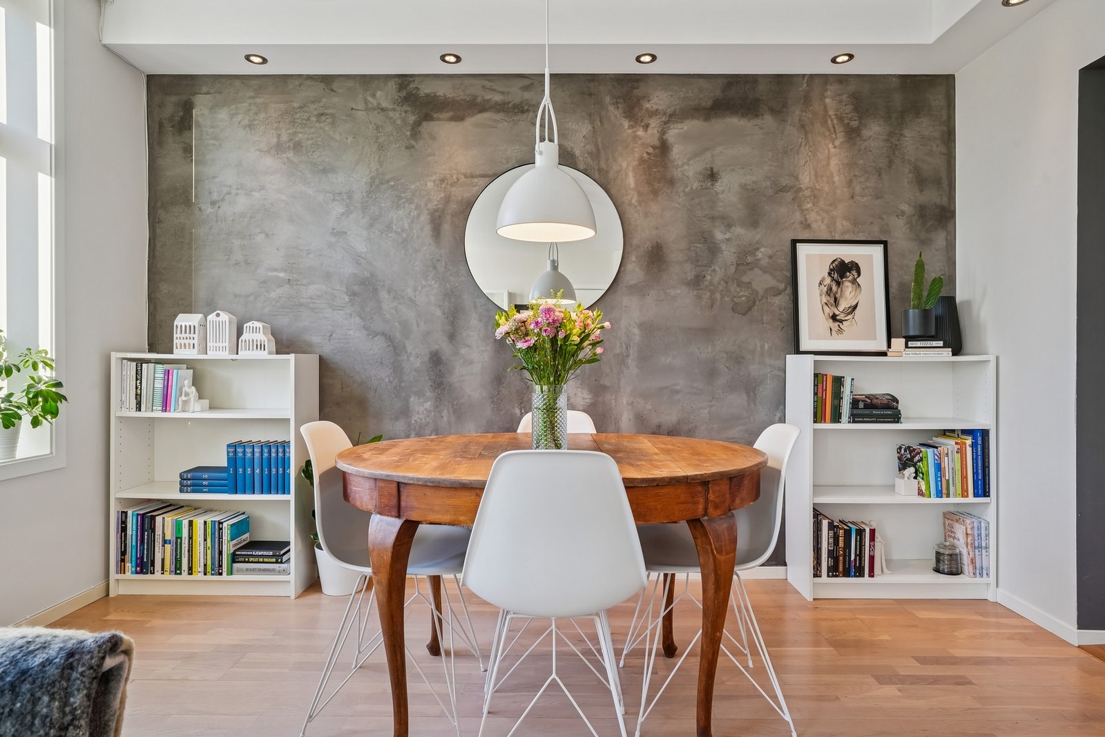 Det er plass til en hyggelig spisegruppe på stuen. Galleribilde