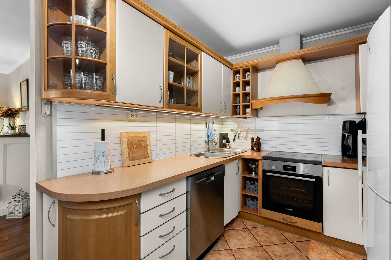 Praktisk kjøkken med rikelig skap- og benkeplass. Galleribilde